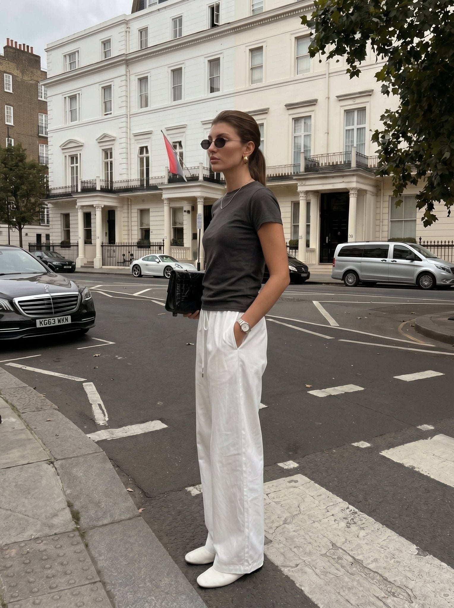Elegant Wide-Leg Trousers with Minimalist Flair - Nettarei