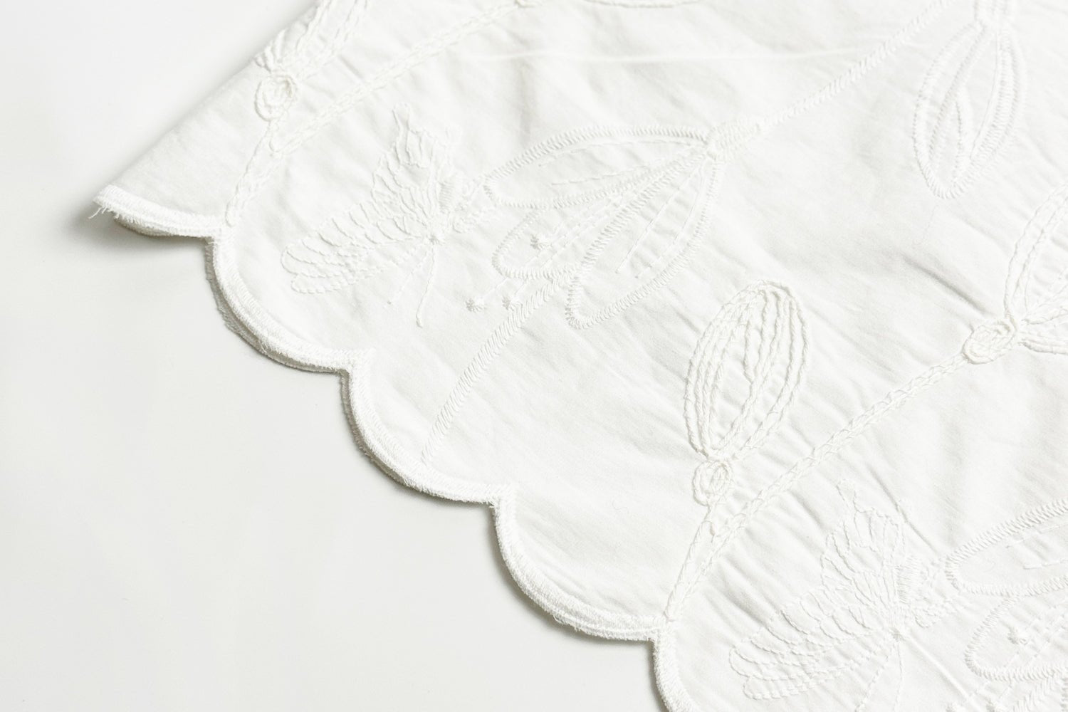 Embroidered Wide-Leg Pants with Minimalist Flair - Nettarei