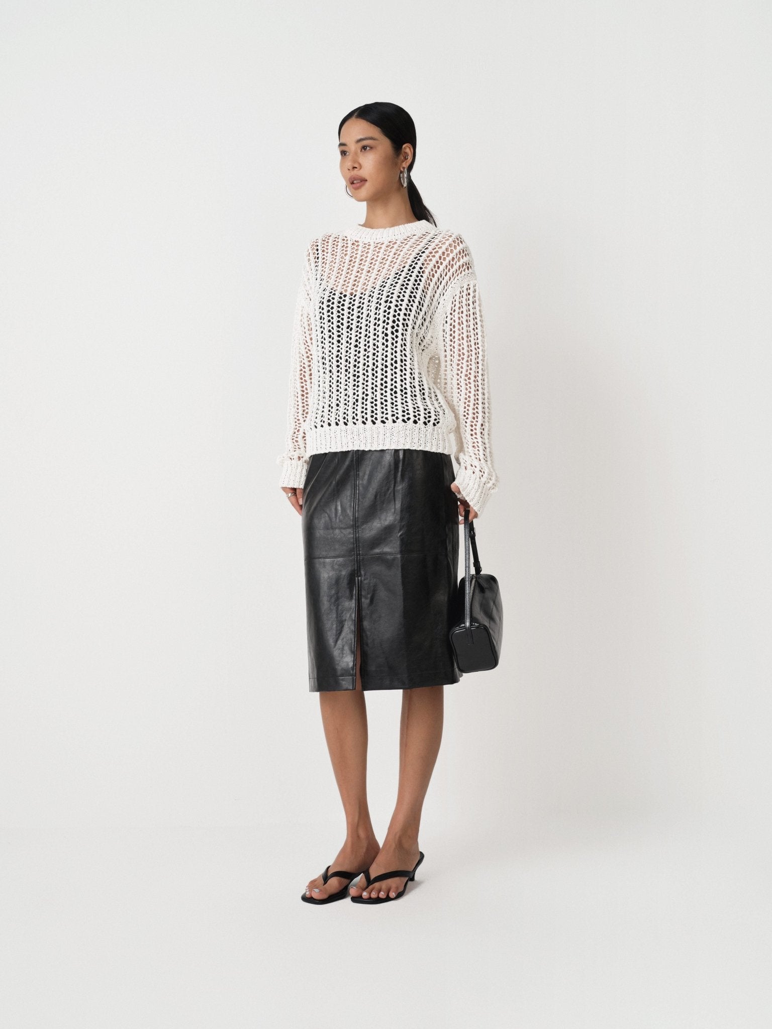 Essential Blend V - Neck Sweater - Nettarei