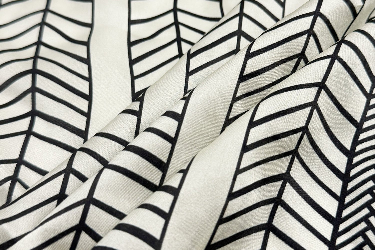 Minimalist Geometric Square Scarf with Modern Flair - Nettarei