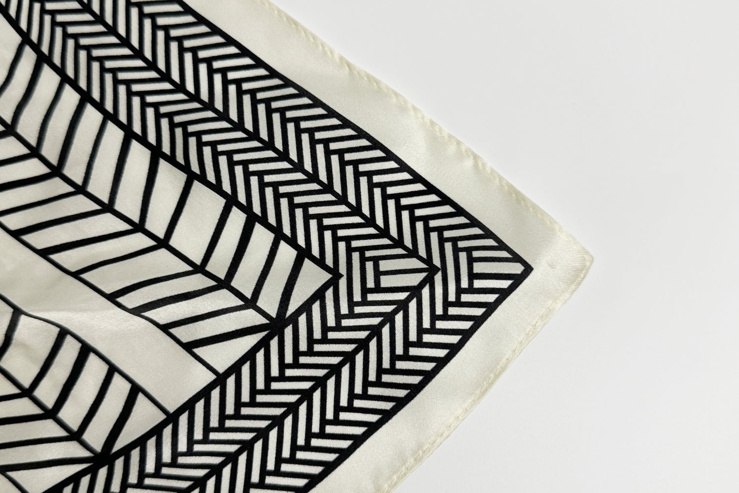 Minimalist Geometric Square Scarf with Modern Flair - Nettarei