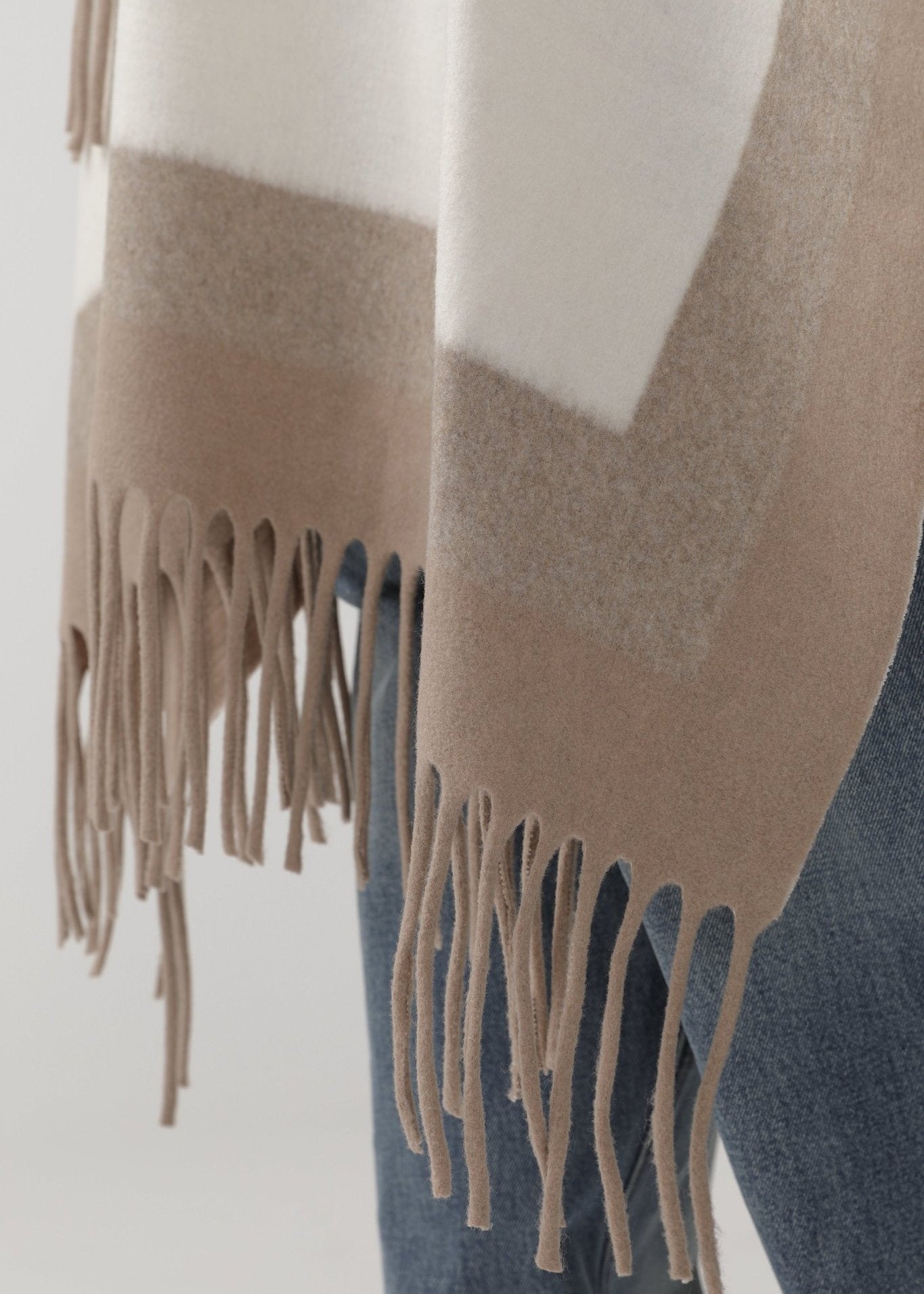 Minimalist Shawl for Fall - Nettarei