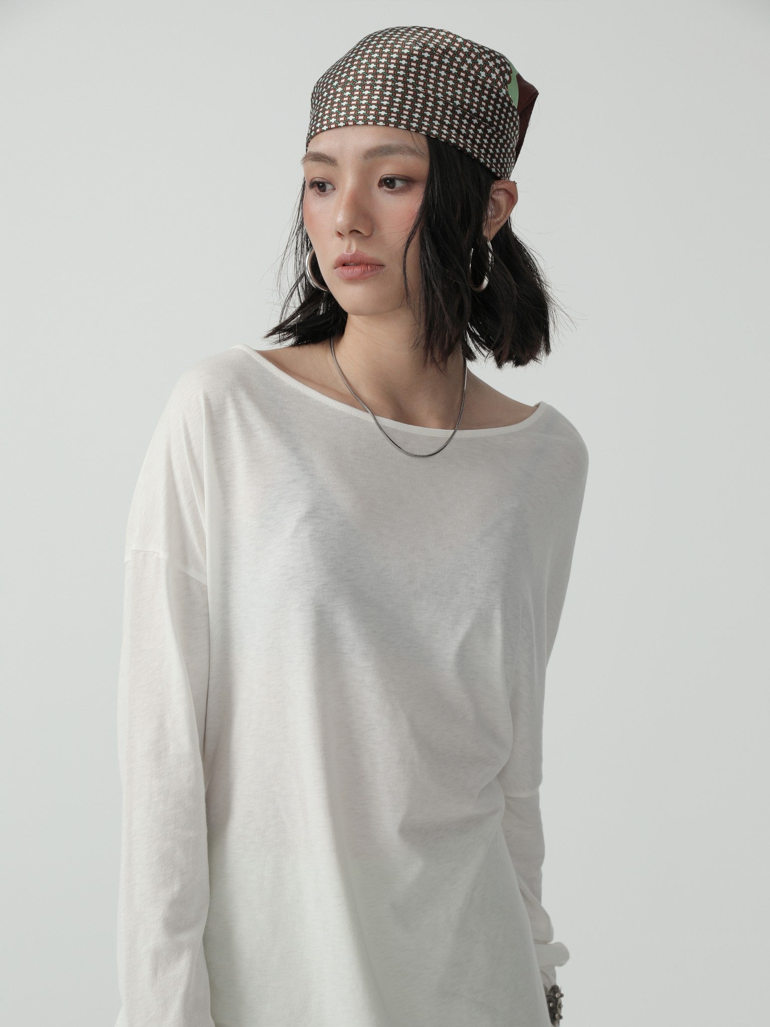 Sleek Fitted Tank Top with Minimalist Charm - Nettarei