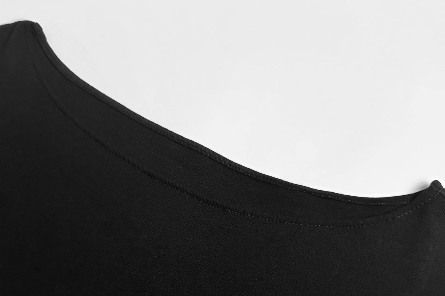Sleek Fitted Tank Top with Minimalist Design - Nettarei
