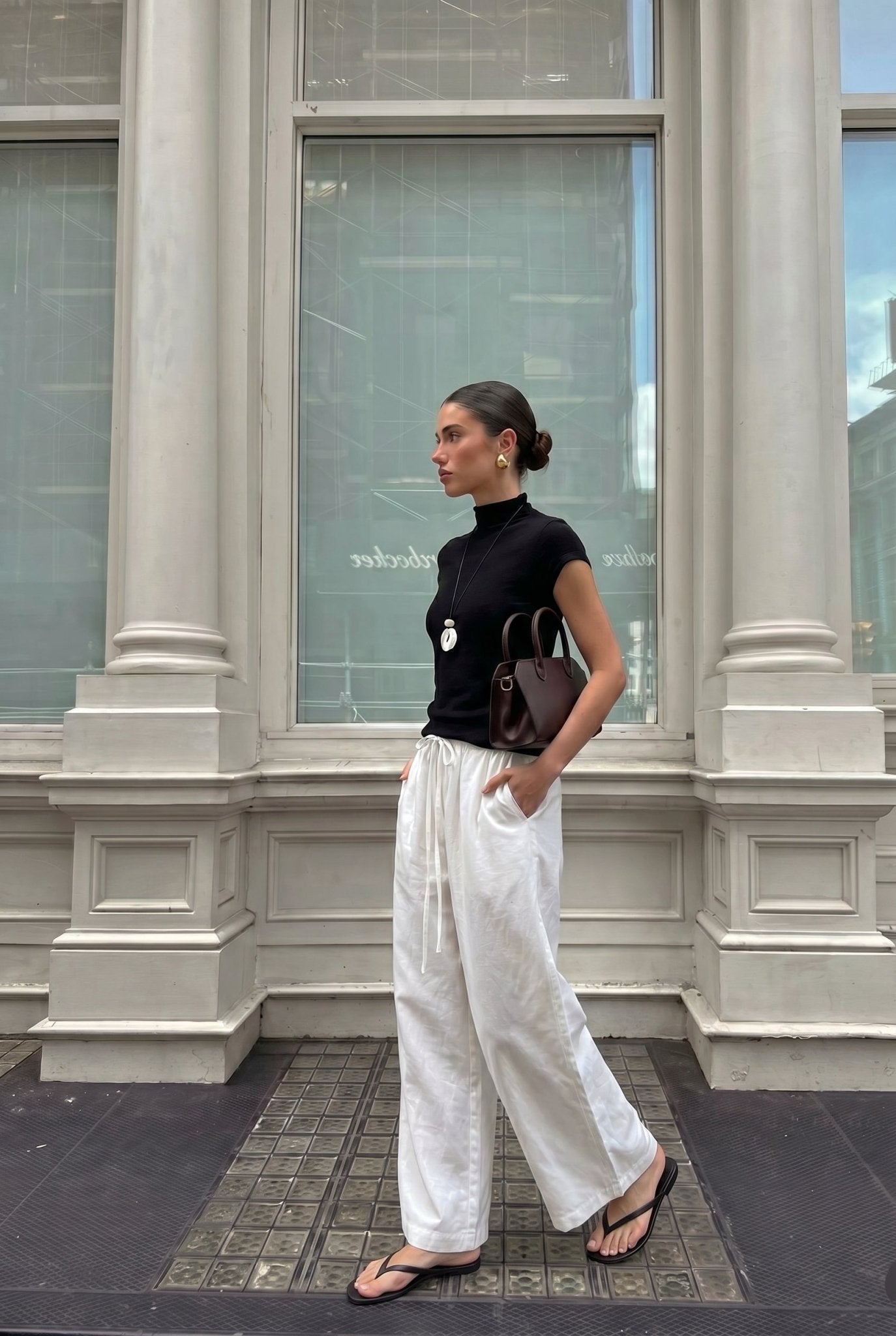 Elegant Wide-Leg Trousers with Minimalist Flair - Nettarei