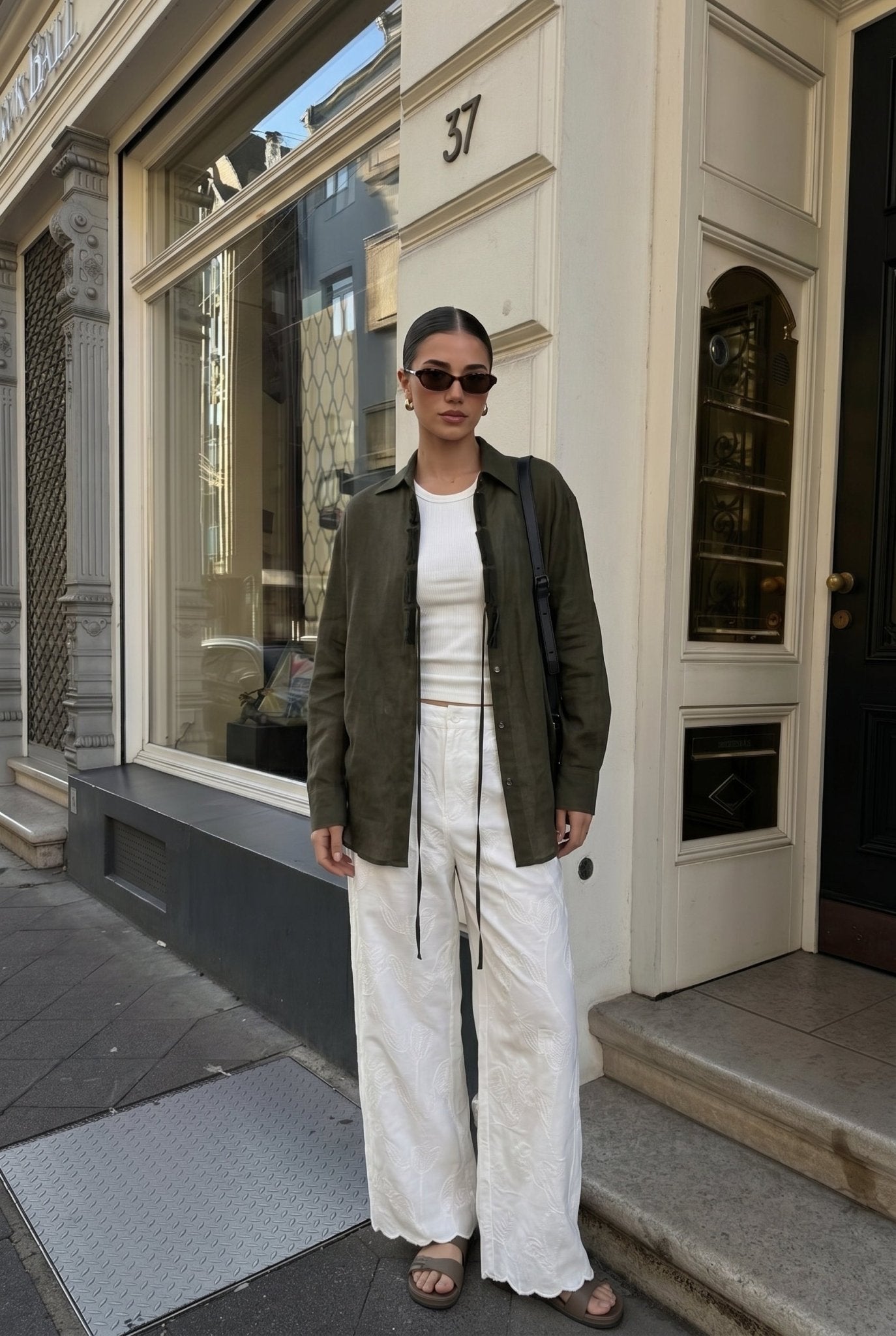 Embroidered Wide-Leg Pants with Minimalist Flair - Nettarei