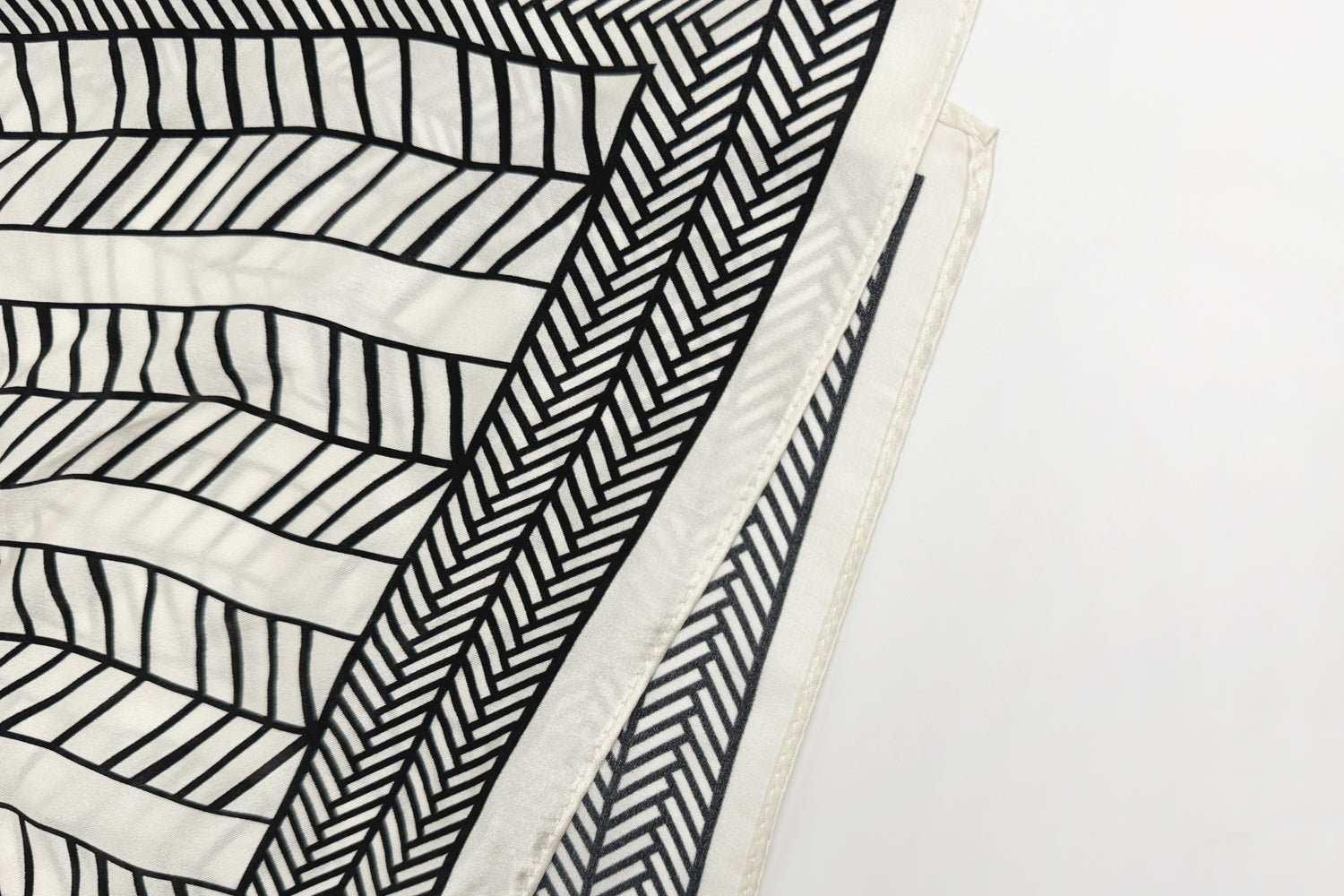 Minimalist Geometric Square Scarf with Modern Flair - Nettarei