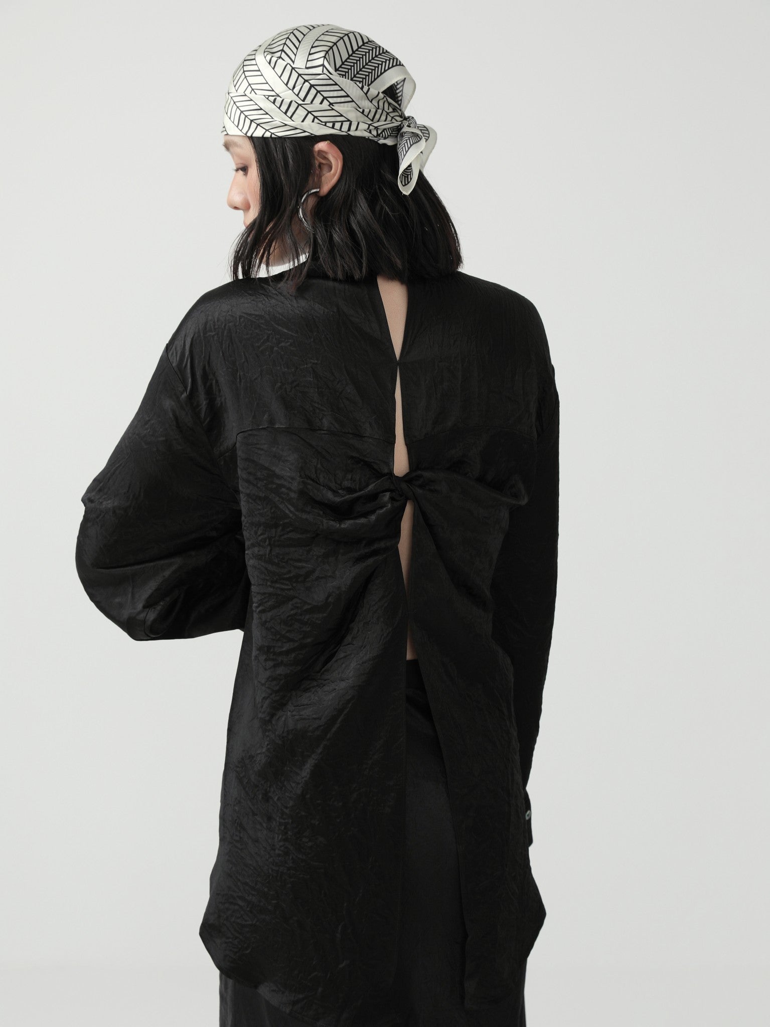 Minimalist Geometric Square Scarf with Modern Flair - Nettarei
