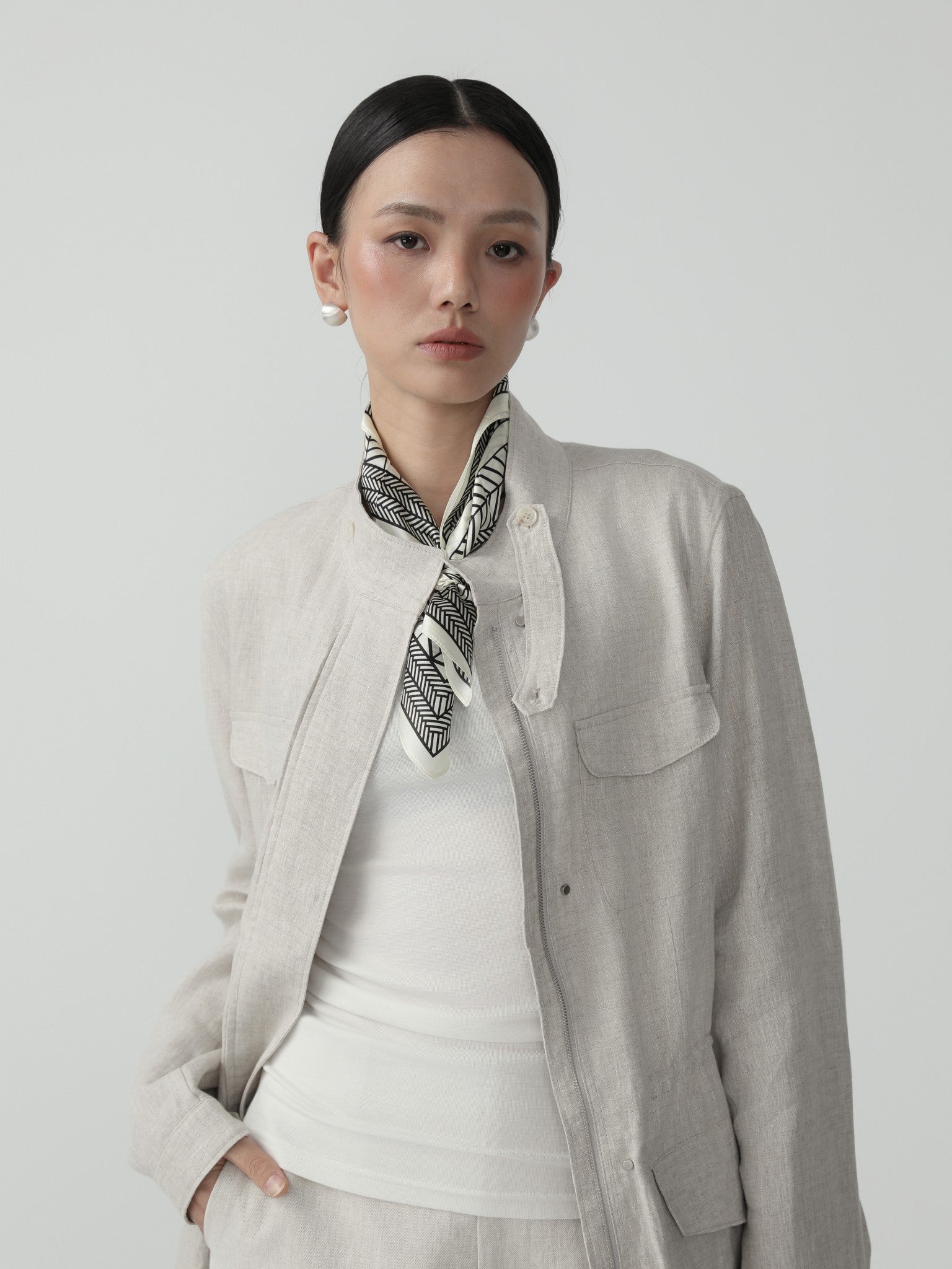 Minimalist Geometric Square Scarf with Modern Flair - Nettarei
