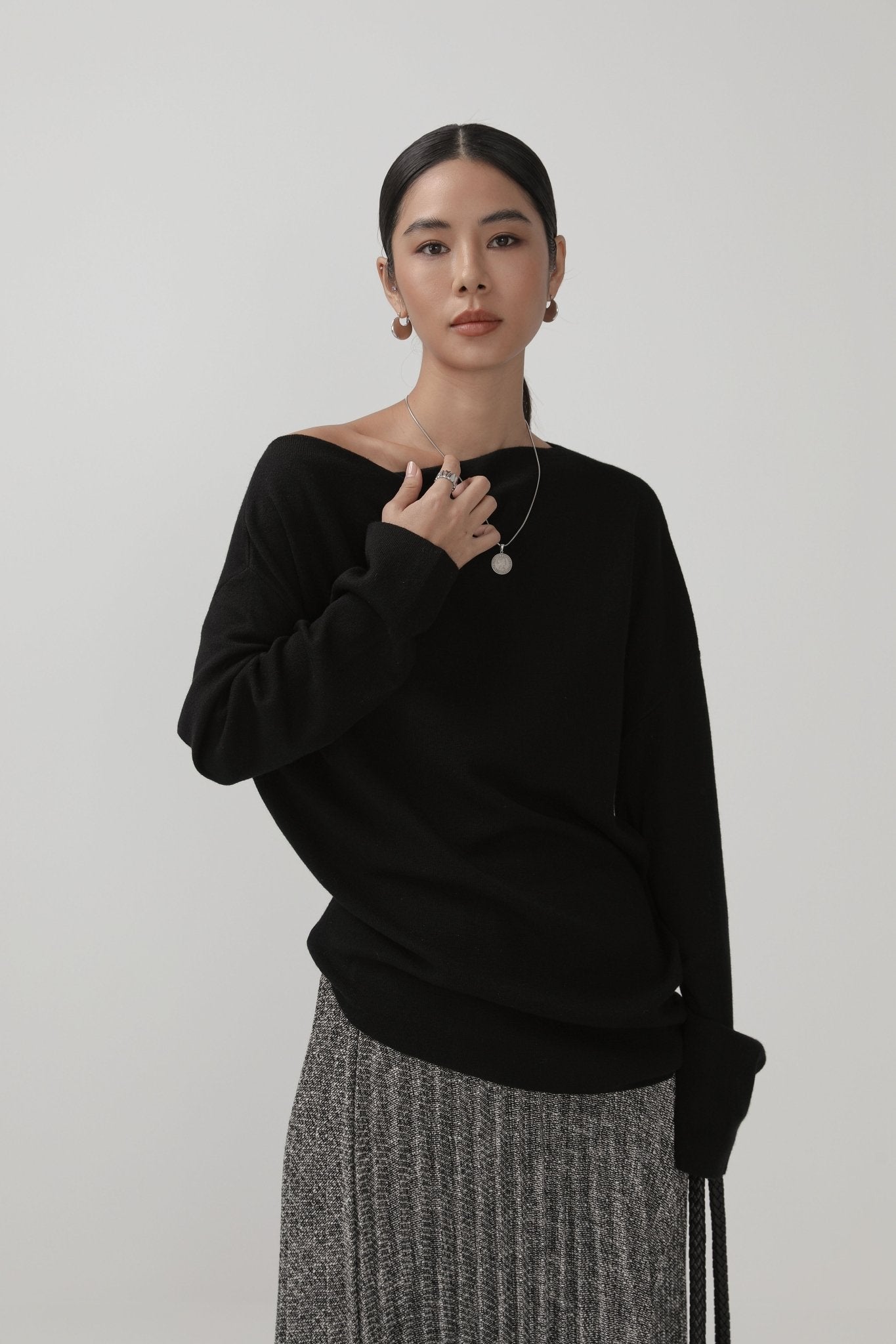 Minimalist Women's Sweater - Nettarei