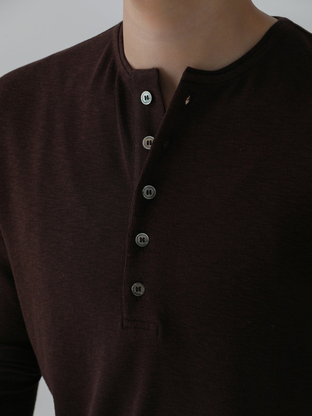 Relaxed Henley Long-Sleeve Tee – Breathable Viscose-Cotton Blend Top for Men - Nettarei