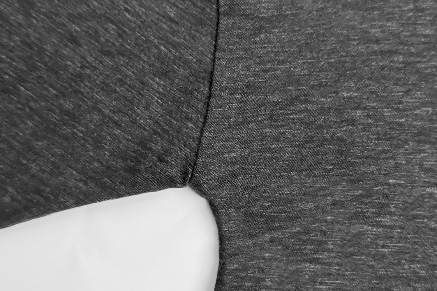 Sleek Fitted Tank Top with Minimalist Charm - Nettarei