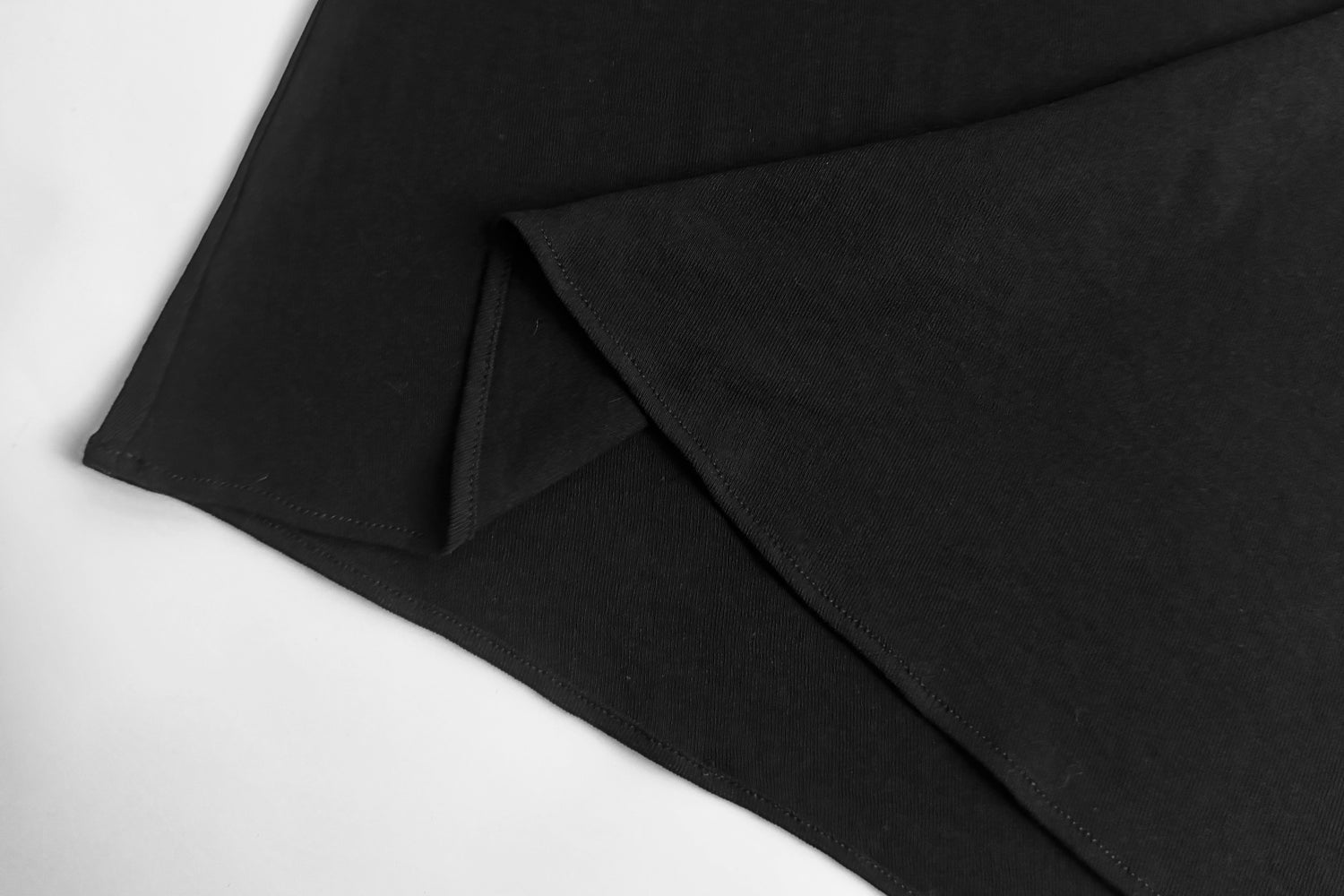 Sleek Fitted Tank Top with Minimalist Design - Nettarei