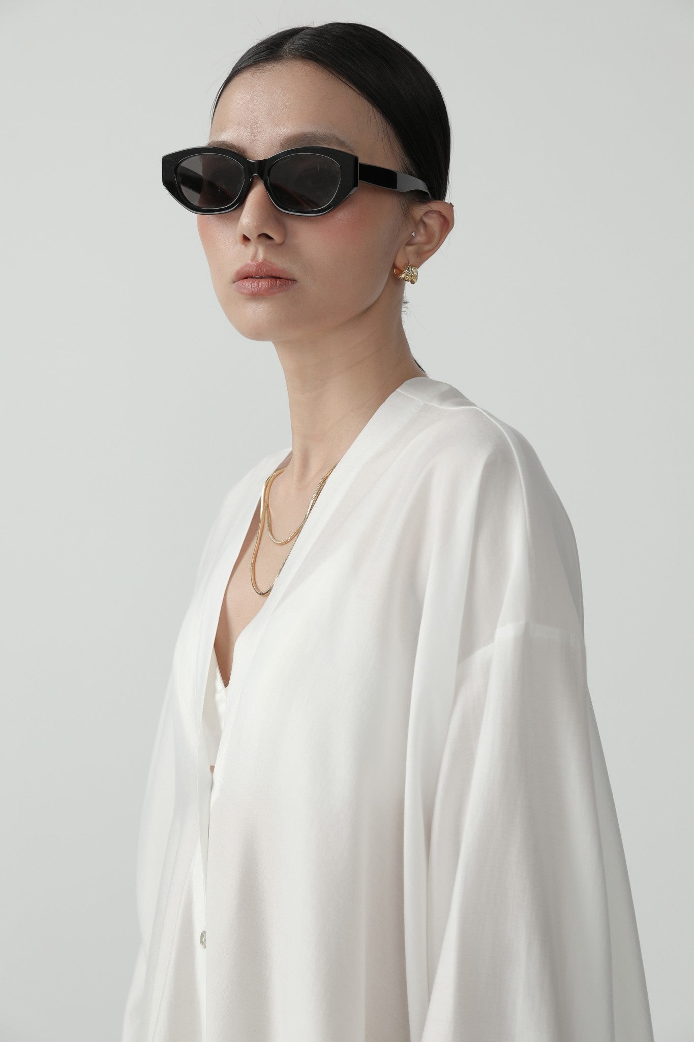 Sleek Minimalist Viscose Blend Poncho Cardigan - Nettarei